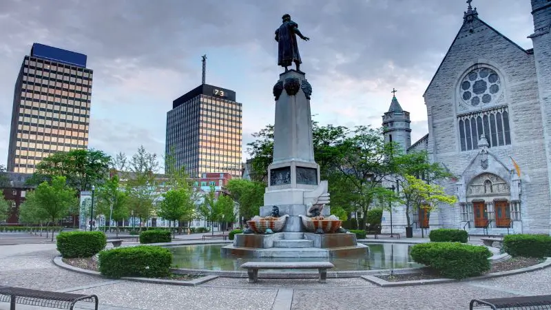 syracuse ny with a statue and water feature.