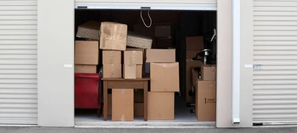 aisle of storage unit for packing and unpacking